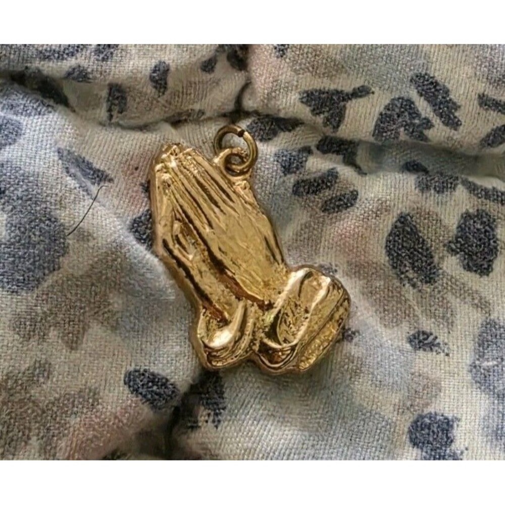 VINTAGE GOLD TONE PRAYING HANDS CHARM PENDANT PRAY FOR PEACE RELIGIOUS COSTUME